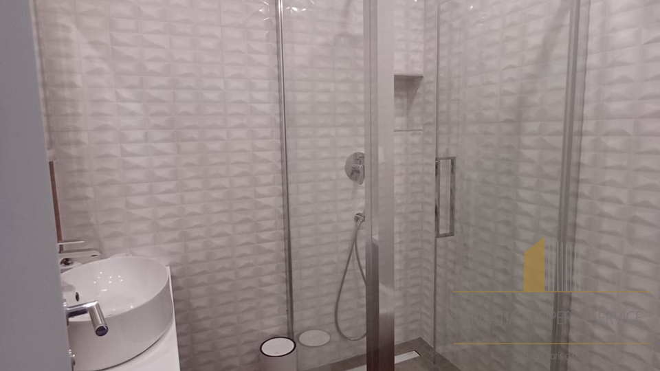 Attico di lusso su due piani con terrazza sul tetto e vista mare – Čiovo!