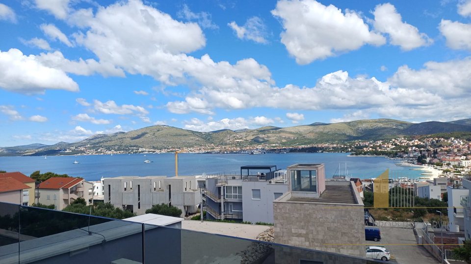 Attico di lusso su due piani con terrazza sul tetto e vista mare – Čiovo!