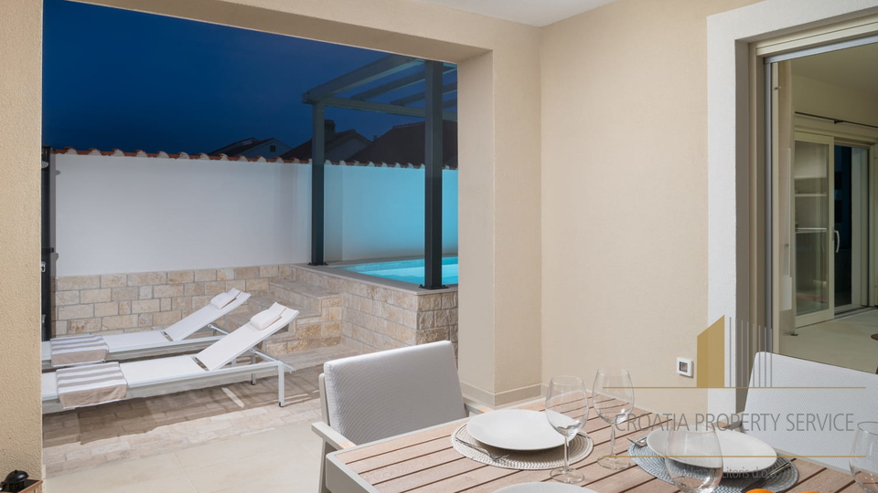 Beautiful new villa in an attractive location, first row to the sea in the center of Nin!