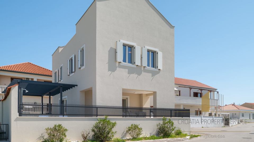 Beautiful new villa in an attractive location, first row to the sea in the center of Nin!