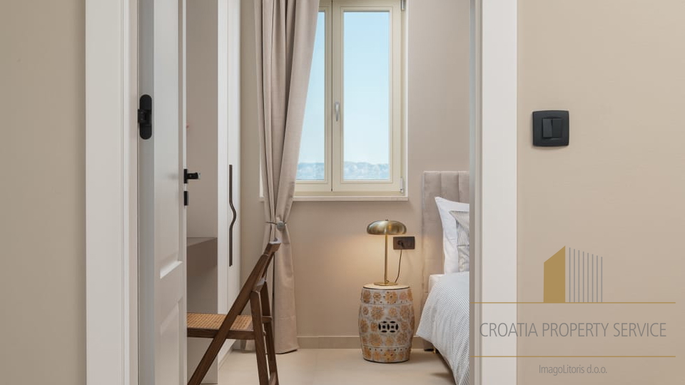 Beautiful new villa in an attractive location, first row to the sea in the center of Nin!