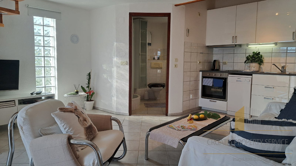 Bellissima villa mediterranea con tre appartamenti a 60 m dal mare nei dintorni di Trogir!