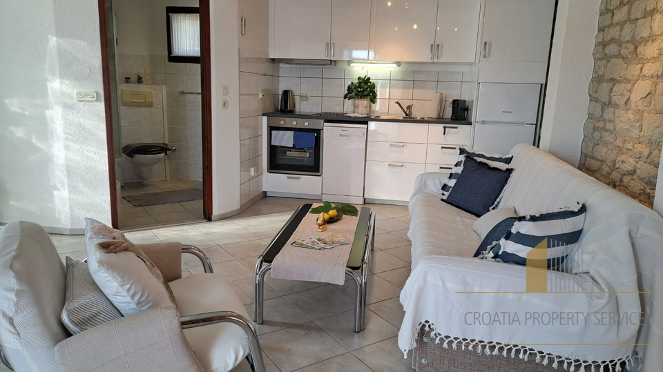 Bellissima villa mediterranea con tre appartamenti a 60 m dal mare nei dintorni di Trogir!