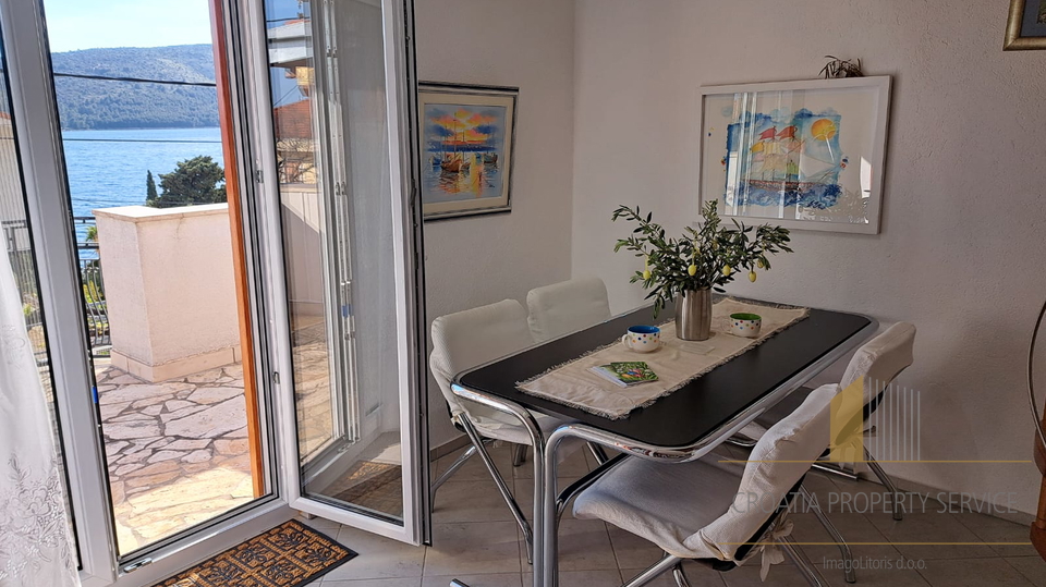 Bellissima villa mediterranea con tre appartamenti a 60 m dal mare nei dintorni di Trogir!