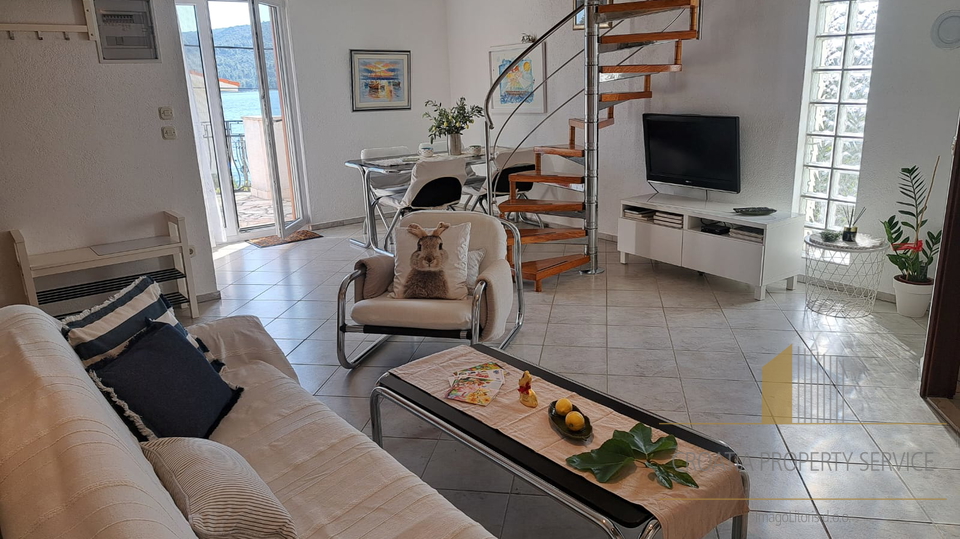 Bellissima villa mediterranea con tre appartamenti a 60 m dal mare nei dintorni di Trogir!