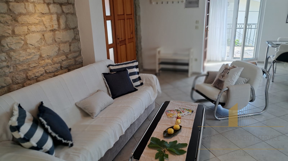 Bellissima villa mediterranea con tre appartamenti a 60 m dal mare nei dintorni di Trogir!