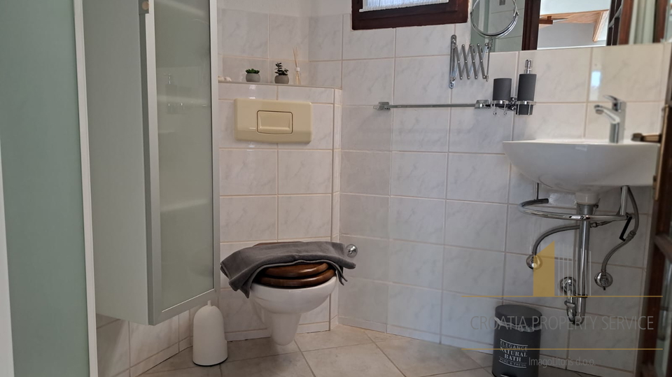 Bellissima villa mediterranea con tre appartamenti a 60 m dal mare nei dintorni di Trogir!