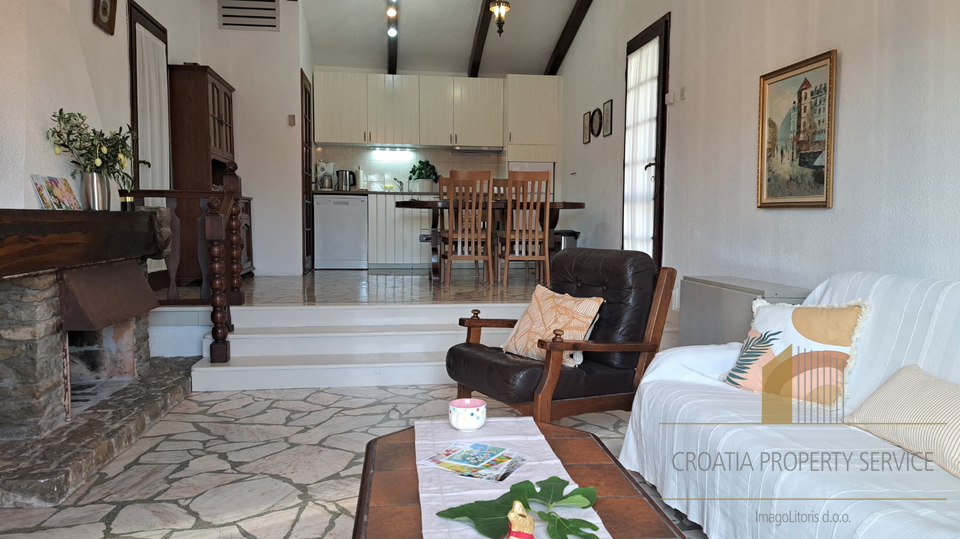 Bellissima villa mediterranea con tre appartamenti a 60 m dal mare nei dintorni di Trogir!