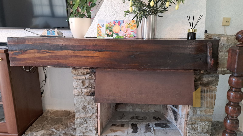 Bellissima villa mediterranea con tre appartamenti a 60 m dal mare nei dintorni di Trogir!