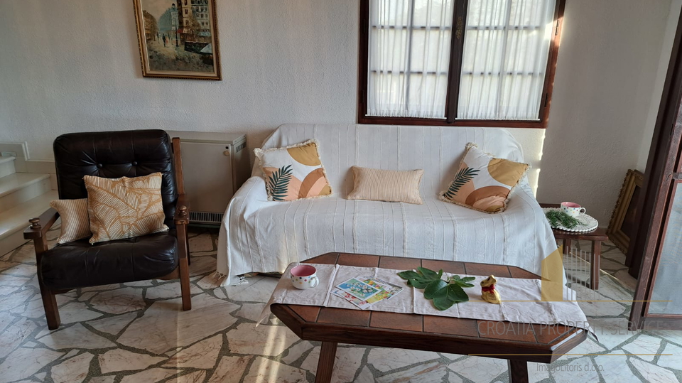 Bellissima villa mediterranea con tre appartamenti a 60 m dal mare nei dintorni di Trogir!