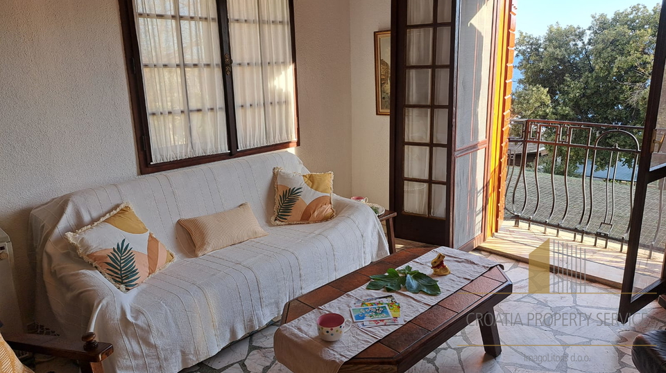 Bellissima villa mediterranea con tre appartamenti a 60 m dal mare nei dintorni di Trogir!