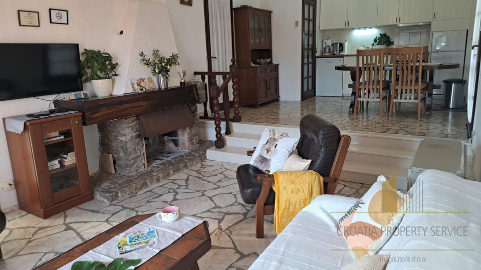 Bellissima villa mediterranea con tre appartamenti a 60 m dal mare nei dintorni di Trogir!
