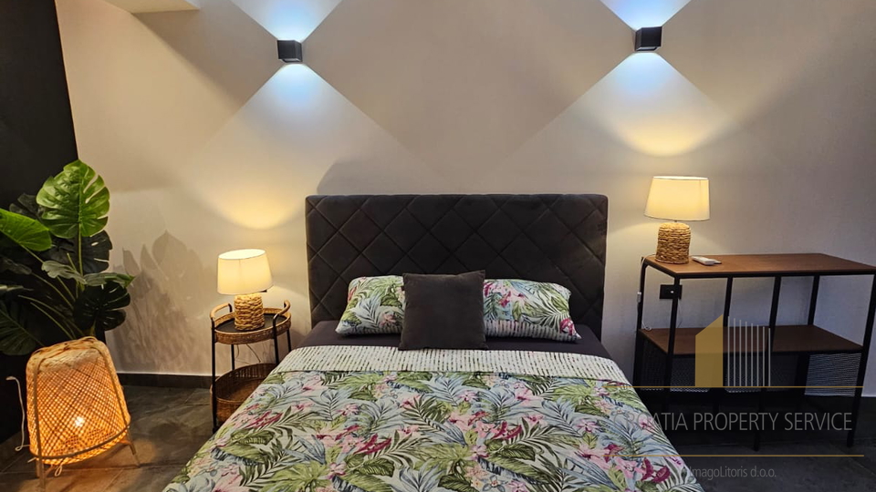 Bellissima casa in pietra in posizione attraente a 50 m dal mare nei dintorni di Spalato!