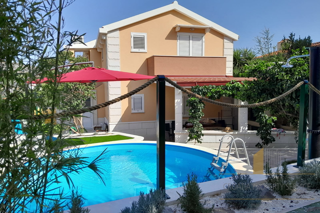 Bellissima casa con piscina, a 200 m dal mare sull'isola di Čiovo!
