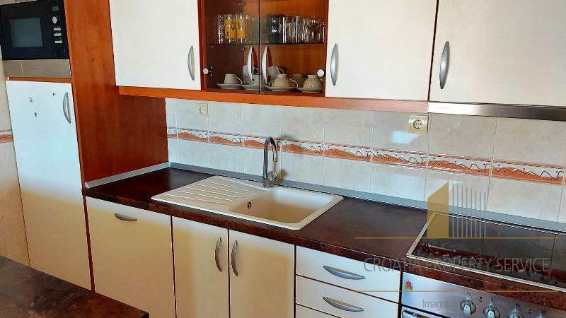 Geräumige Maisonettewohnung mit 79 m² in einer ruhigen Gegend von Makarska!