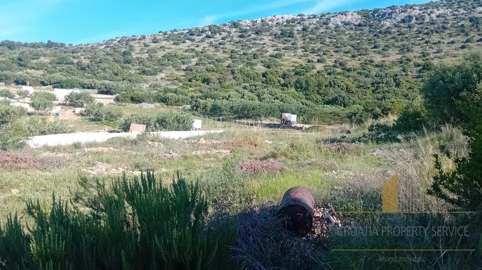 Ausgezeichnete Investitionsmöglichkeit: Bauland mit Meerblick in der Umgebung von Trogir!