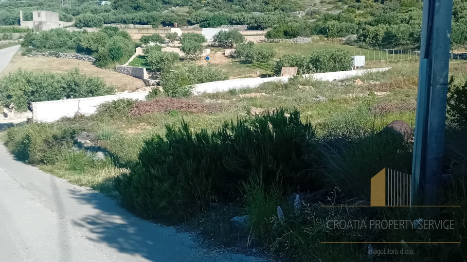 Ausgezeichnete Investitionsmöglichkeit: Bauland mit Meerblick in der Umgebung von Trogir!