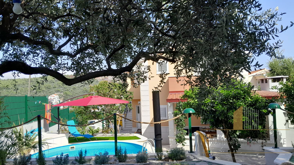 Prekrasna kuća s bazenom, 200 m od mora na otoku Čiovu!