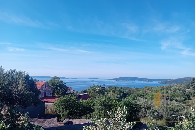 Ausgezeichnete Investitionsmöglichkeit: Bauland mit Meerblick in der Umgebung von Trogir!