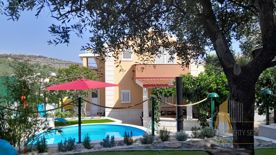 Prekrasna kuća s bazenom, 200 m od mora na otoku Čiovu!