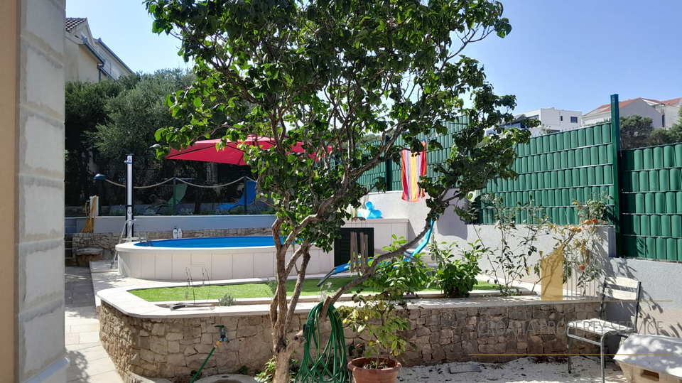 Prekrasna kuća s bazenom, 200 m od mora na otoku Čiovu!