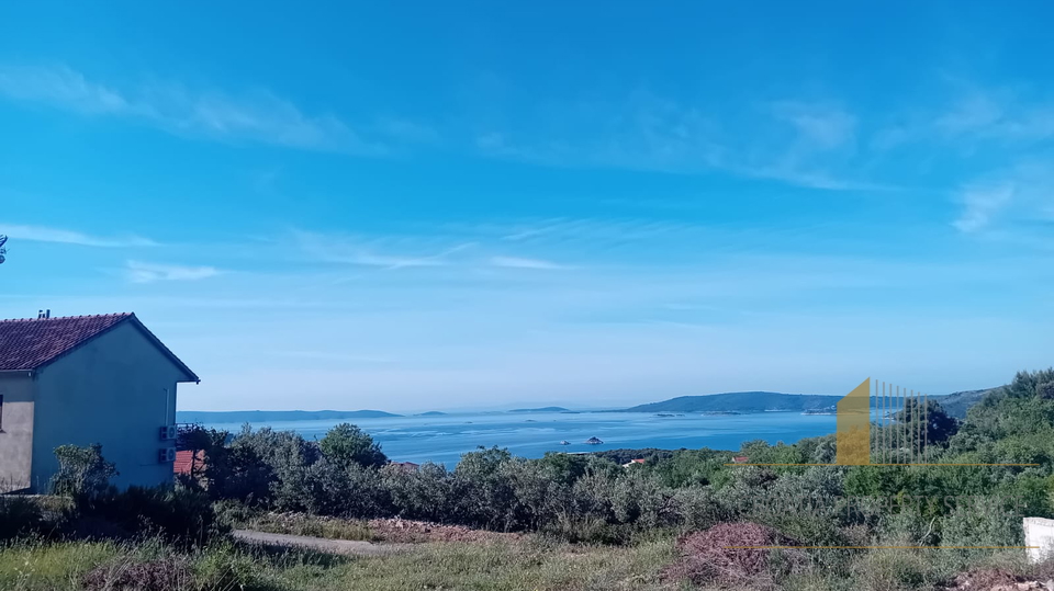 Ausgezeichnete Investitionsmöglichkeit: Bauland mit Meerblick in der Umgebung von Trogir!