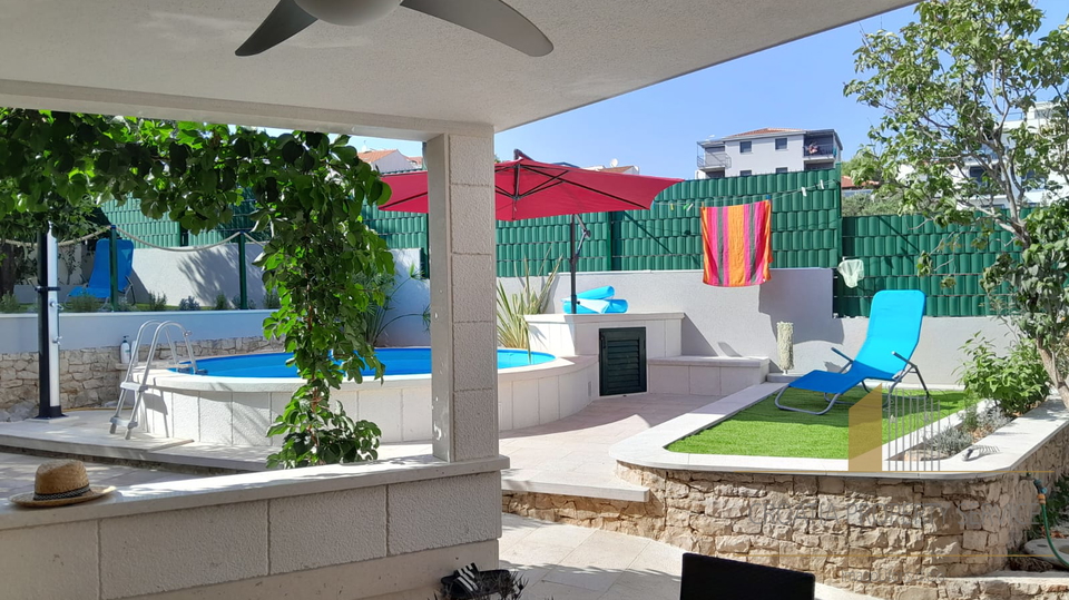 Prekrasna kuća s bazenom, 200 m od mora na otoku Čiovu!