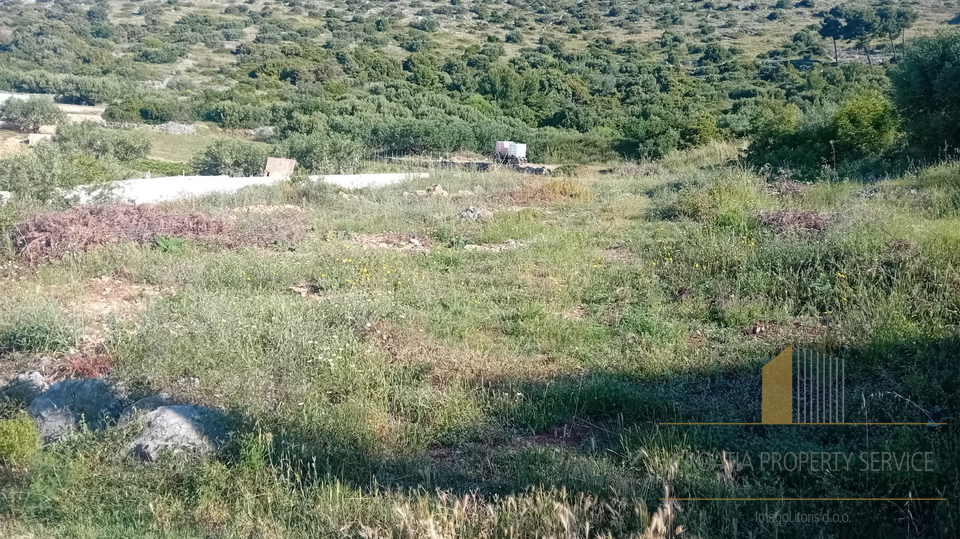 Ausgezeichnete Investitionsmöglichkeit: Bauland mit Meerblick in der Umgebung von Trogir!