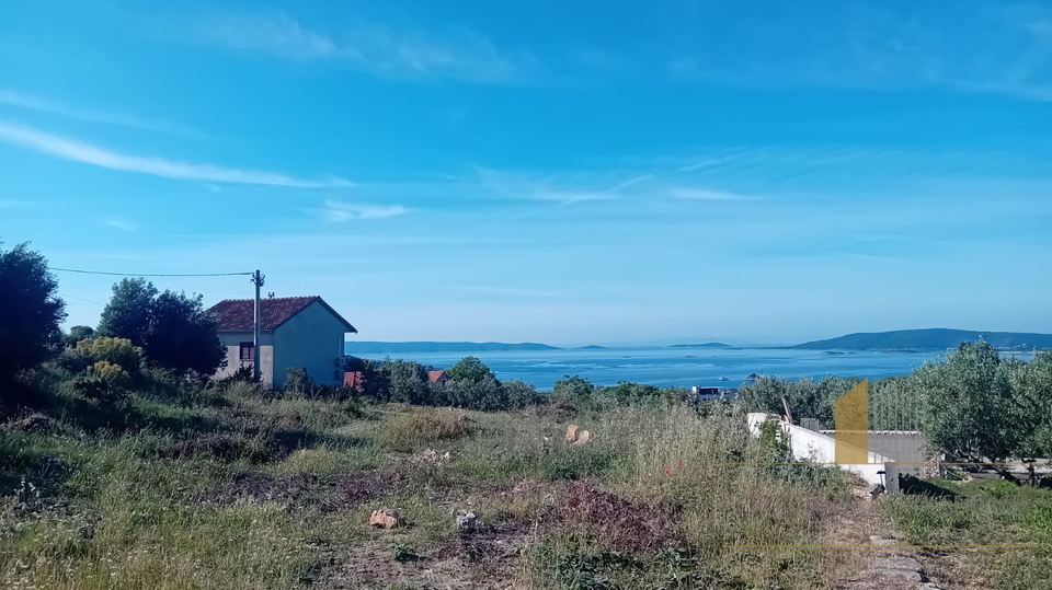 Ausgezeichnete Investitionsmöglichkeit: Bauland mit Meerblick in der Umgebung von Trogir!
