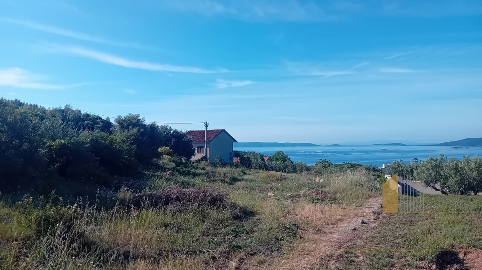 Ausgezeichnete Investitionsmöglichkeit: Bauland mit Meerblick in der Umgebung von Trogir!