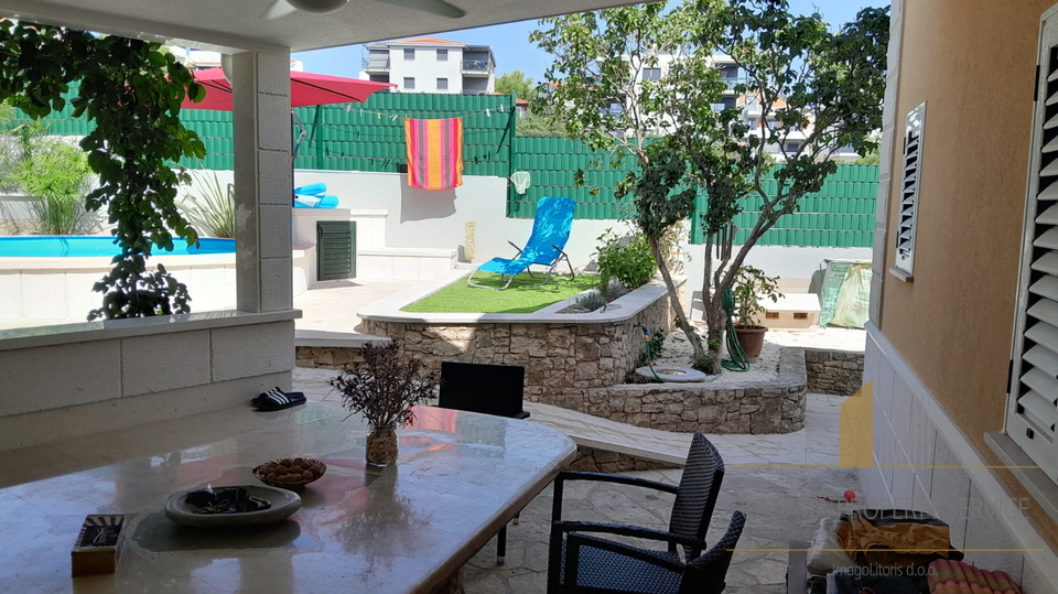 Prekrasna kuća s bazenom, 200 m od mora na otoku Čiovu!