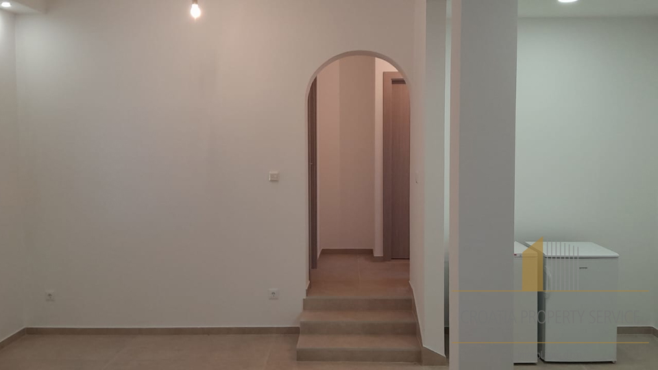 Prekrasna kuća s bazenom, 200 m od mora na otoku Čiovu!