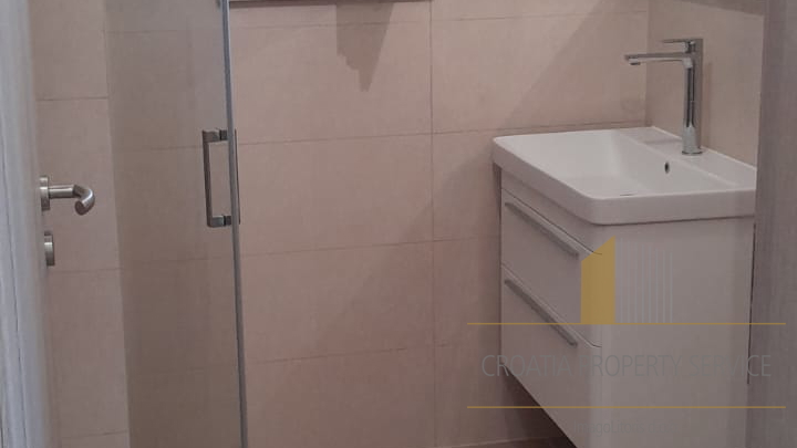 Prekrasna kuća s bazenom, 200 m od mora na otoku Čiovu!