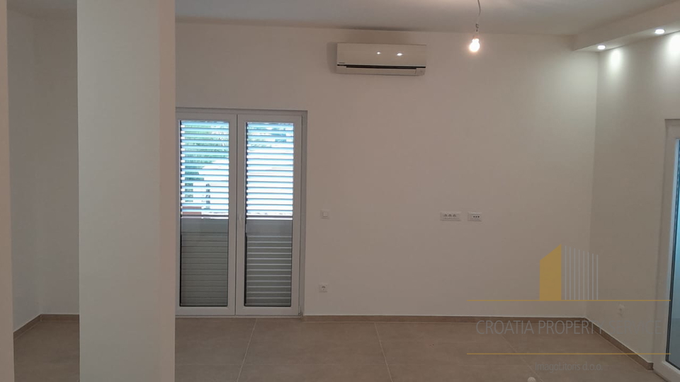 Prekrasna kuća s bazenom, 200 m od mora na otoku Čiovu!