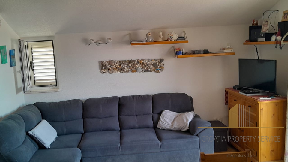 Prekrasna kuća s bazenom, 200 m od mora na otoku Čiovu!