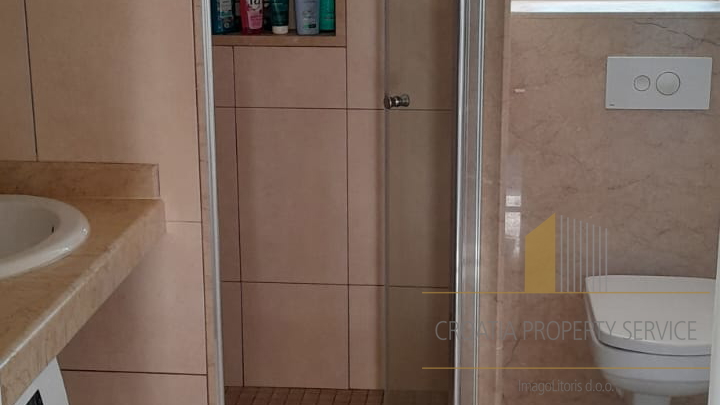 Prekrasna kuća s bazenom, 200 m od mora na otoku Čiovu!