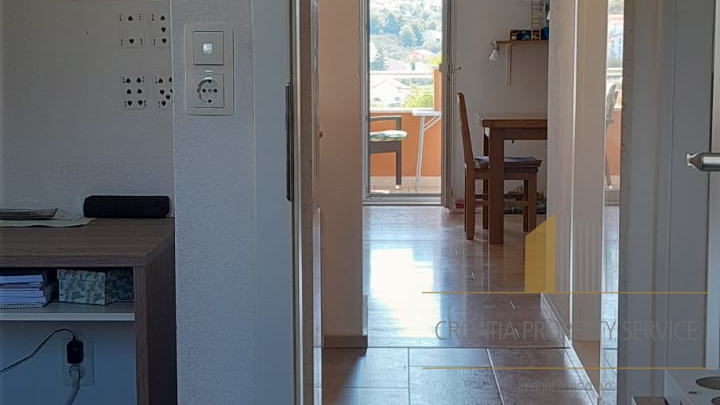 Prekrasna kuća s bazenom, 200 m od mora na otoku Čiovu!