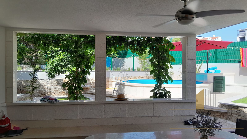 Prekrasna kuća s bazenom, 200 m od mora na otoku Čiovu!