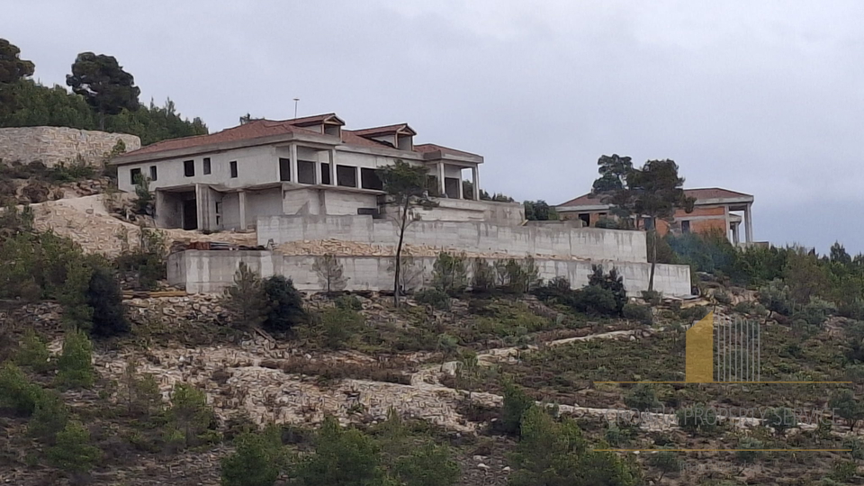Luxury villa first line to the sea on a spacious estate of 32,000 m² - Brač Island!
