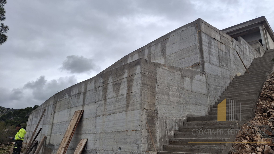 Dvije luksuzne vile prvi red do mora na prostranom imanju od 64.000 m² - otok Brač!