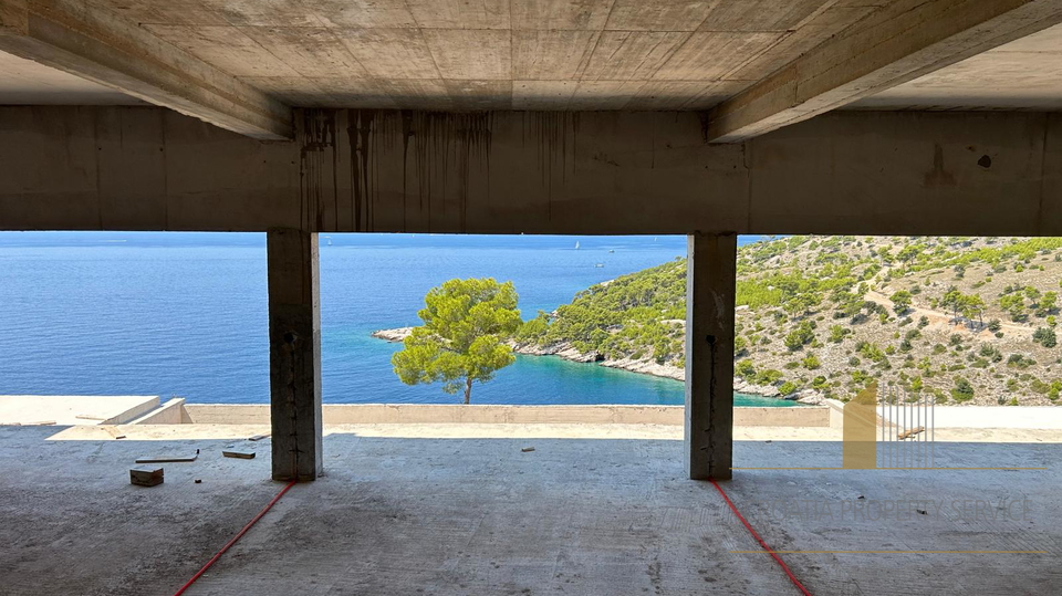 Luxury villa first line to the sea on a spacious estate of 32,000 m² - Brač Island!