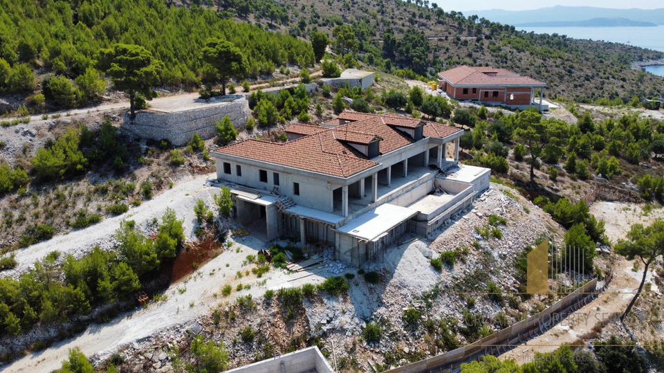 Luxury villa first line to the sea on a spacious estate of 32,000 m² - Brač Island!