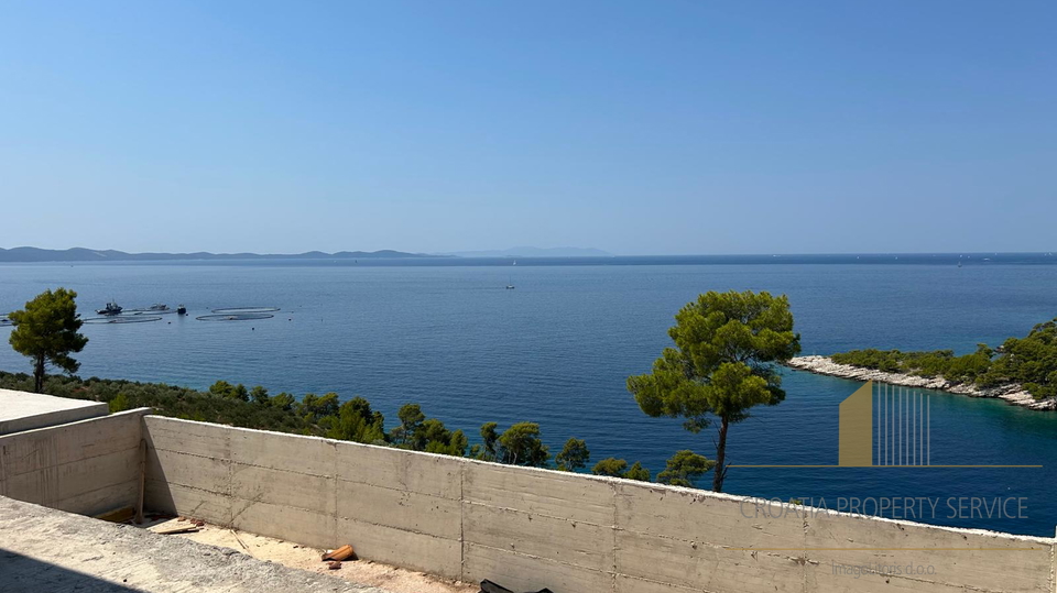 Luxury villa first line to the sea on a spacious estate of 32,000 m² - Brač Island!