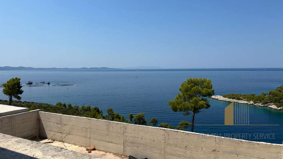 Dvije luksuzne vile prvi red do mora na prostranom imanju od 64.000 m² - otok Brač!