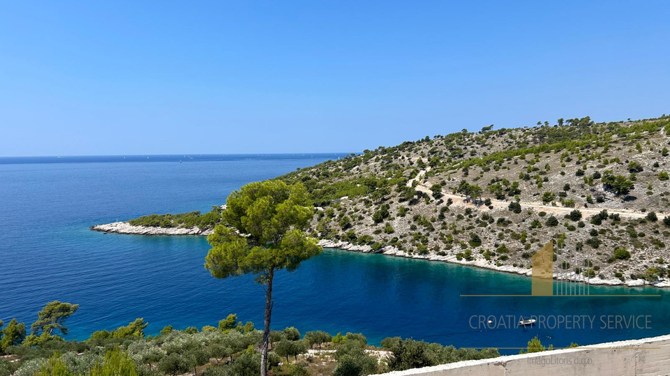 Luxury villa first line to the sea on a spacious estate of 32,000 m² - Brač Island!