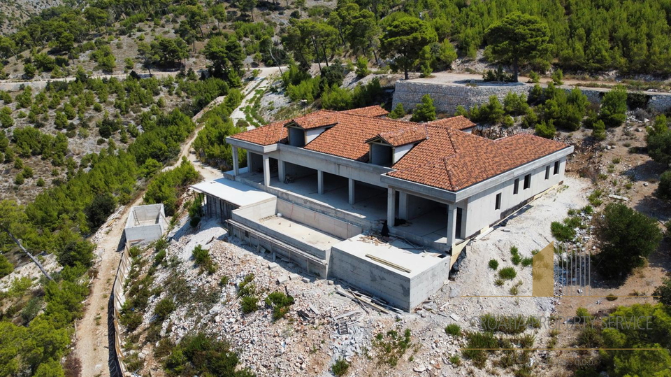 Luxury villa first line to the sea on a spacious estate of 32,000 m² - Brač Island!