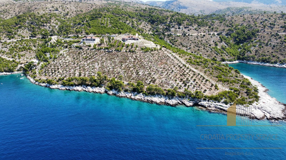 Luxury villa first line to the sea on a spacious estate of 32,000 m² - Brač Island!