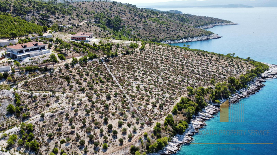 Luxury villa first line to the sea on a spacious estate of 32,000 m² - Brač Island!