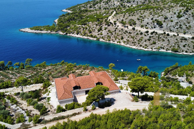 Luxury villa first line to the sea on a spacious estate of 32,000 m² - Brač Island!
