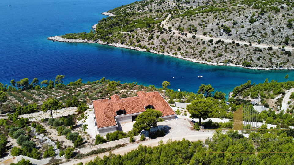 Luxury villa first line to the sea on a spacious estate of 32,000 m² - Brač Island!